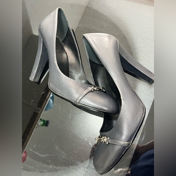 GUCCI  navy Heels with Chain Detail - Picture 10 of 10